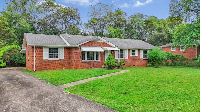 Building Photo - 3 Bedroom 2 Bath Home For Rent Near Downtown!