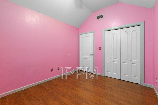 Building Photo - 5233 Clearview Dr