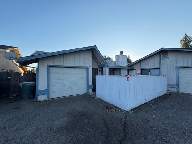 Building Photo - North Merced Near the college-Spacious 2-Bedroom Duplex Retreat: Modern Comfort with 2 Full Baths...