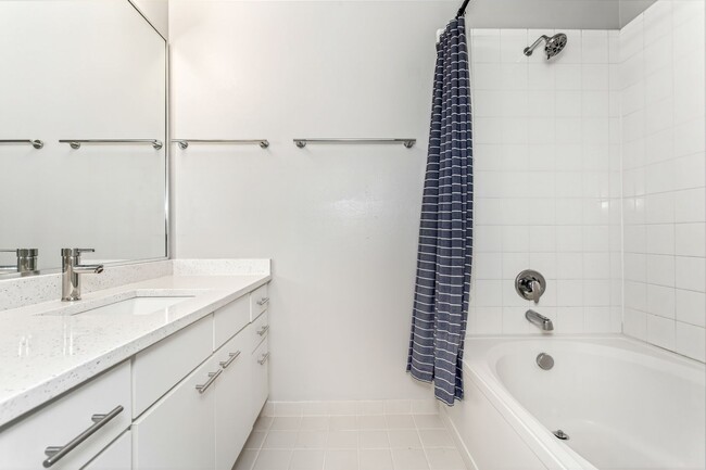 Building Photo - 1 Bedroom, 1 Bath Condo!