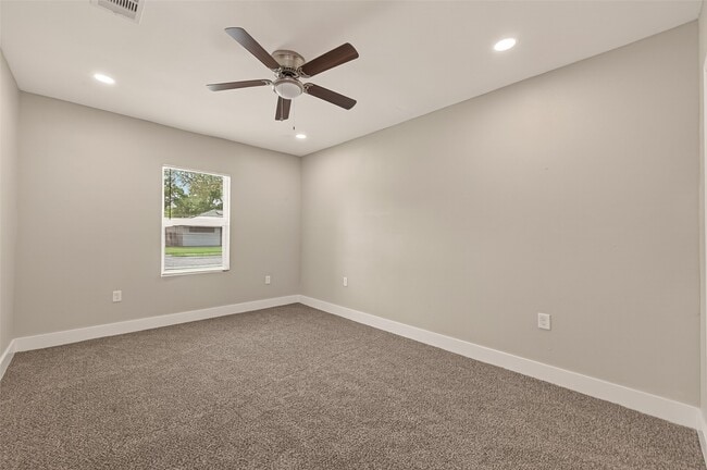 Building Photo - 226 W 4th St