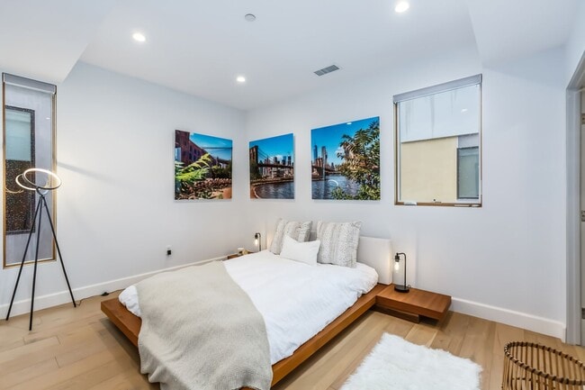 Building Photo - Stunning home in Studio City!