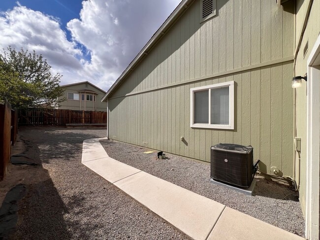 Building Photo - Centrally located 3 bedroom home in Fernley- 3 car garage