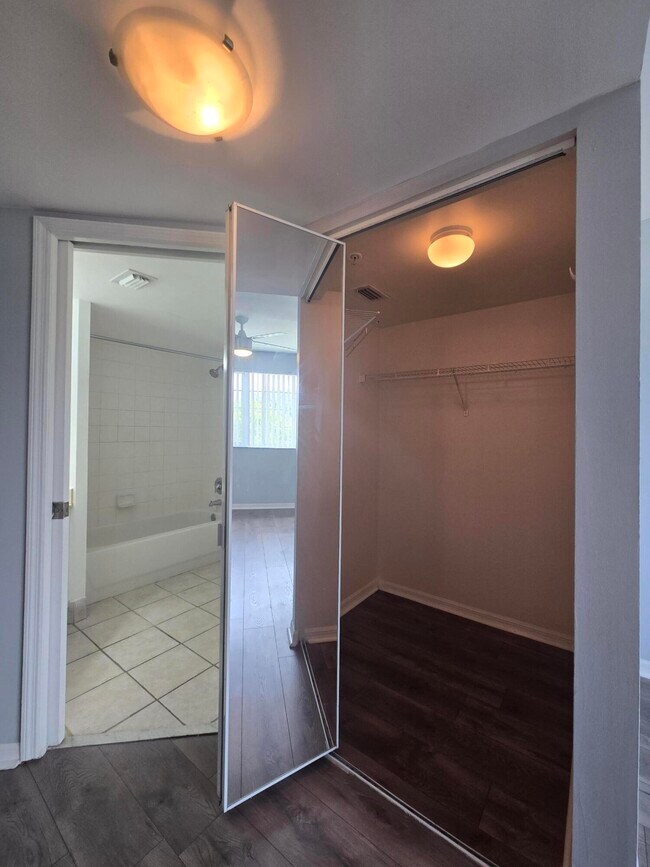 Building Photo - 1400 Crestwood Ct S