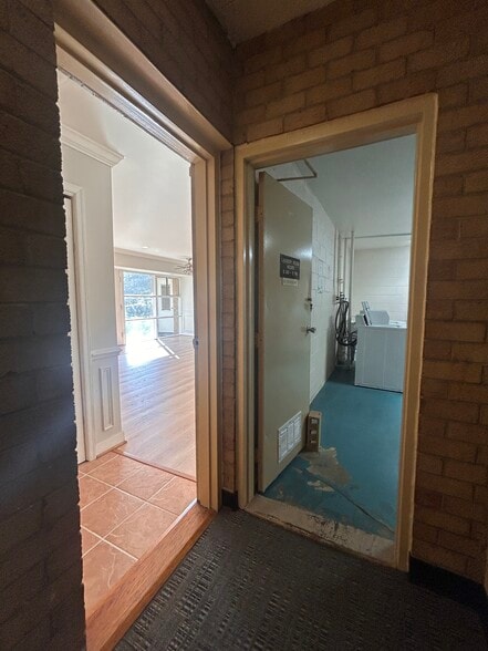 Building Photo - 4923 Americana Dr