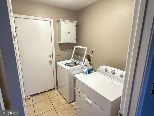 Building Photo - 15292 Surrey House Way