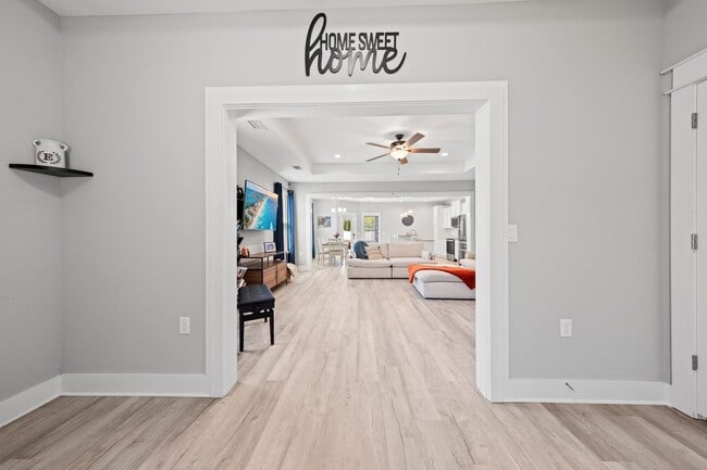 Building Photo - Freeport/Niceville Beauty!