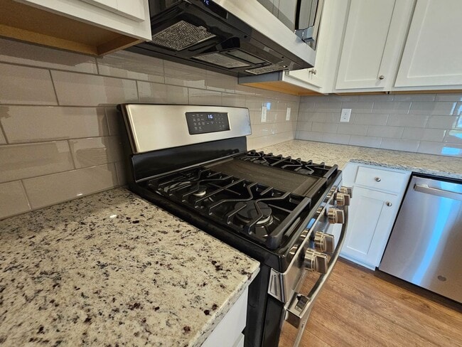 Building Photo - Like New Town Home in Kellerton Place, Monroe!