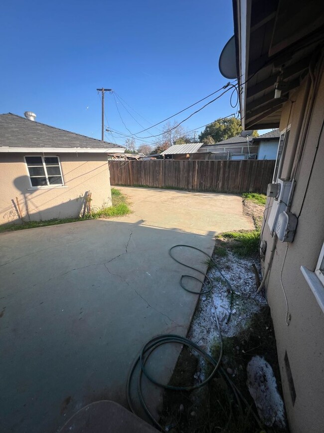 Building Photo - Spacious 2-Bedroom Home with Private Yard,...