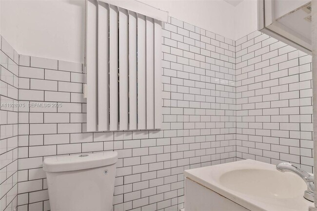 Building Photo - 259 NE 56th St