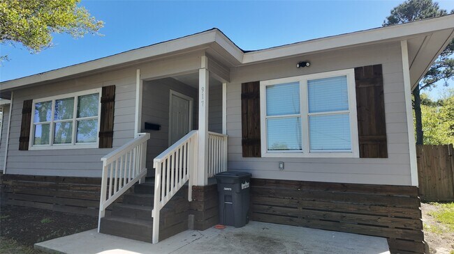 Building Photo - 917 Temple Dr