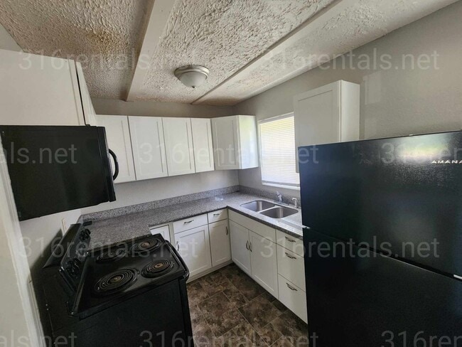 Building Photo - $995 - 3 bedroom / 1 bathroom - Single Fam...