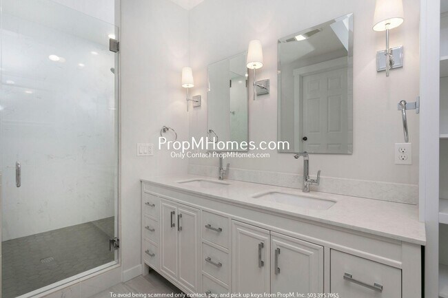 Building Photo - Updated Three Bedroom Gem in Lake Oswego!