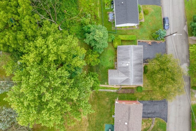 Building Photo - AVAILABLE AUGUST 1ST!! DON'T MISS TIS GORGEOUS 3 BEDROOM IN PENN HILLS!