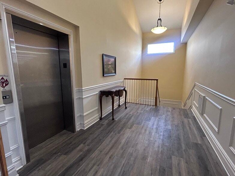 Building Photo - 1 John St