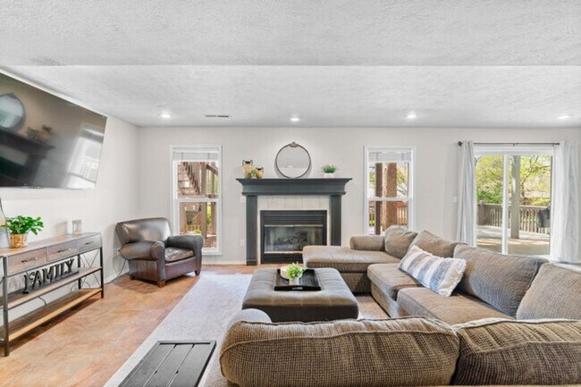 Building Photo - 840 E Gaslight Dr