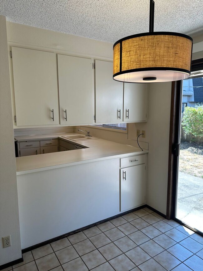 Building Photo - Large 3 bedroom 2.5 bath duplex with a gar...