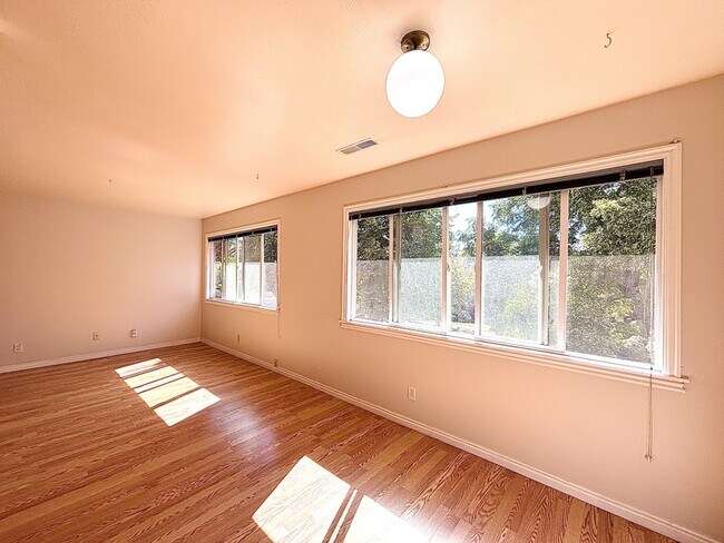 Building Photo - 131 S 1000 E