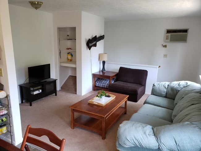 Upstairs Living Room - 622 N Hagadorn Rd