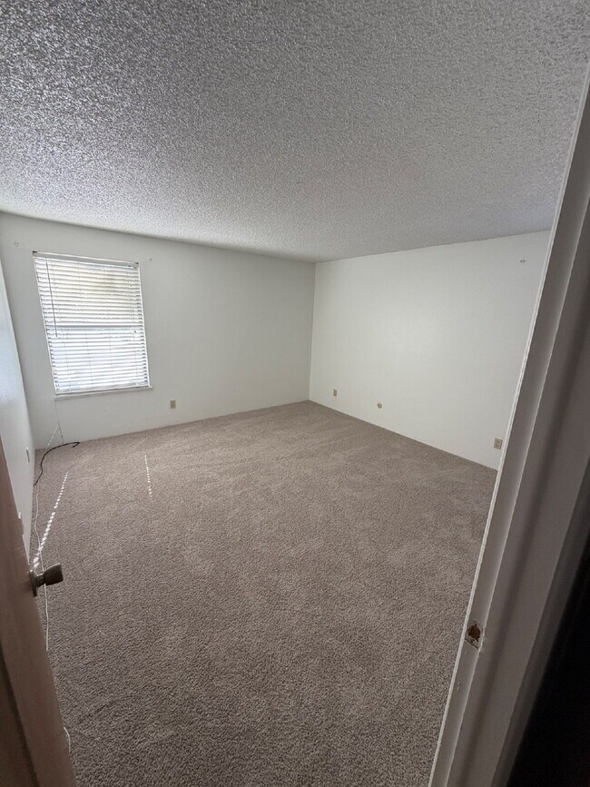 Building Photo - "Charming 1-Bedroom Condo Retreat with Fireplace and Washer and Dryer in Aurora's Apple Tree East...