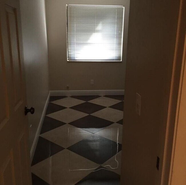 Building Photo - 10740 S Golfview Dr