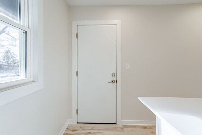 Building Photo - UPDATED 2 Bedroom Duplex With Garage!!
