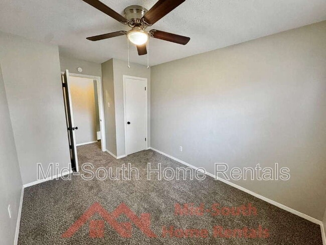 Building Photo - 1742 E Holmes Rd