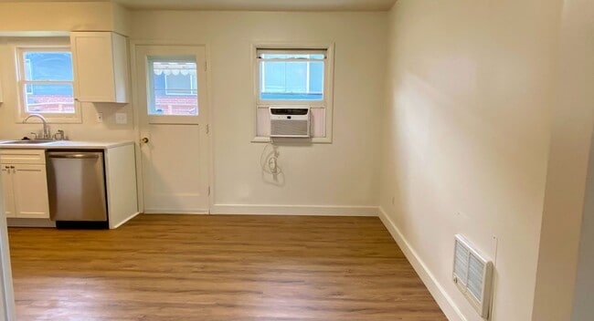 Building Photo - Freshly Updated Duplex Unit