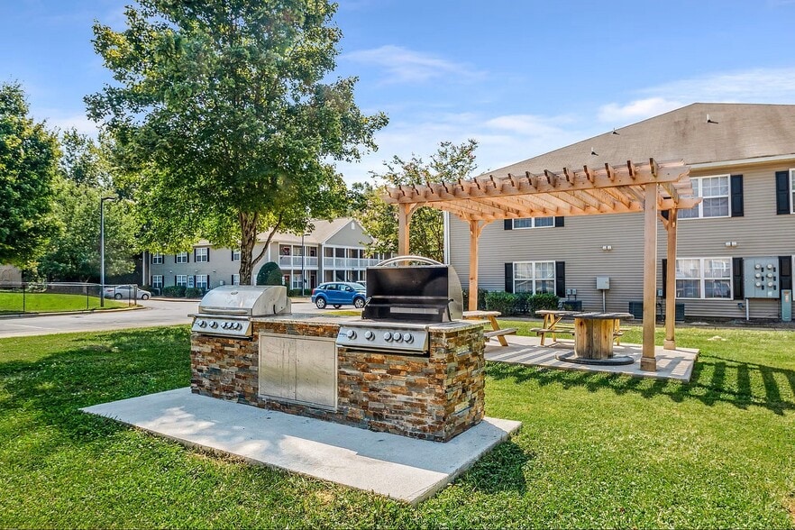 Outdoor Kitchen - Ivy Hollow