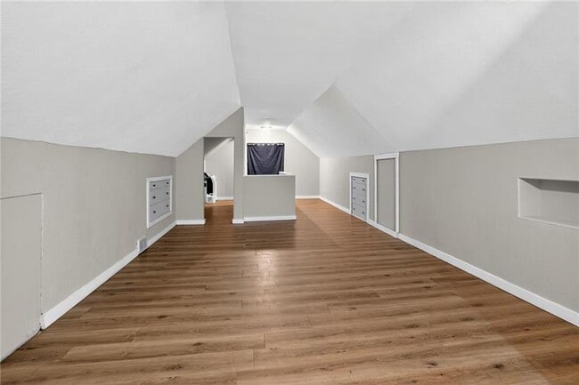Building Photo - 546 Roseland Ave