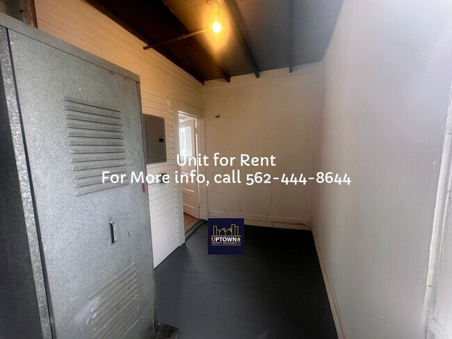 Building Photo - 1205 1/2 Tamarind Avenue