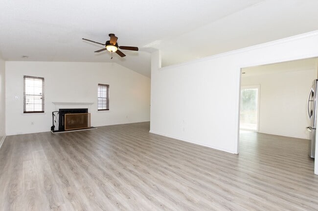 Building Photo - Great home in Hubert