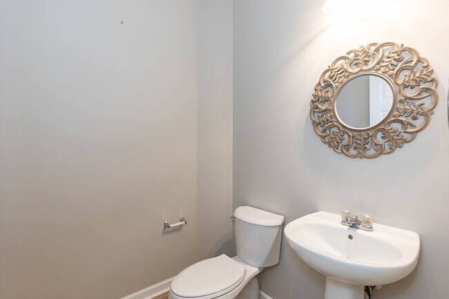 Building Photo - Four Bedroom Home in Sought After Neighborhood!
