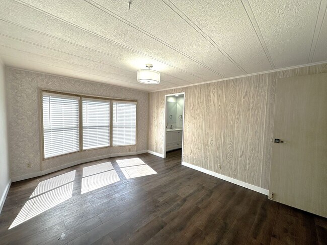Building Photo - Stunning 2/2 Home in 55+ Leesure Village