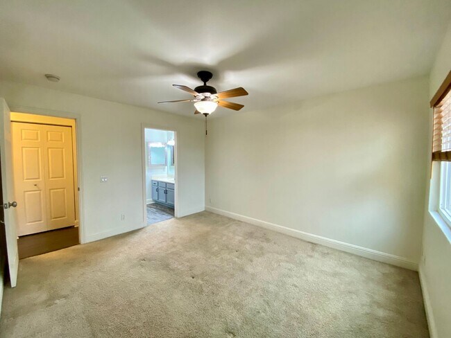 Building Photo - Spacious Two Bedroom featuring Ensuite Bathrooms! TWO ASSIGNED PARKING SPACES! Air Conditioning I...