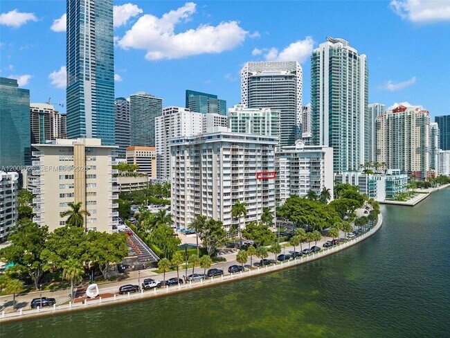 Building Photo - 1420 Brickell Bay Dr