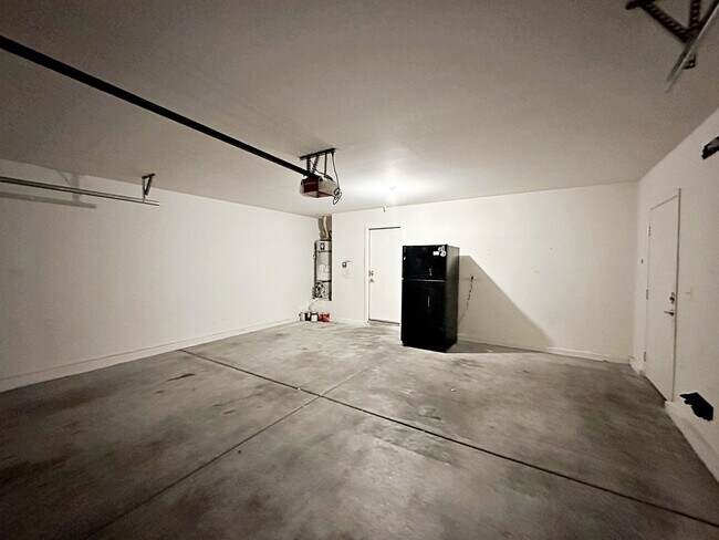 Building Photo - SINGLE STORY HOME WITH CASITA IN GATED COMMUNITY