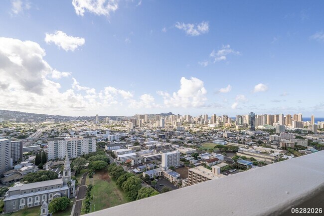 Building Photo - 2 Bd/2 Ba/1 Parking Condo in Banyan Tree Plaza, Honolulu