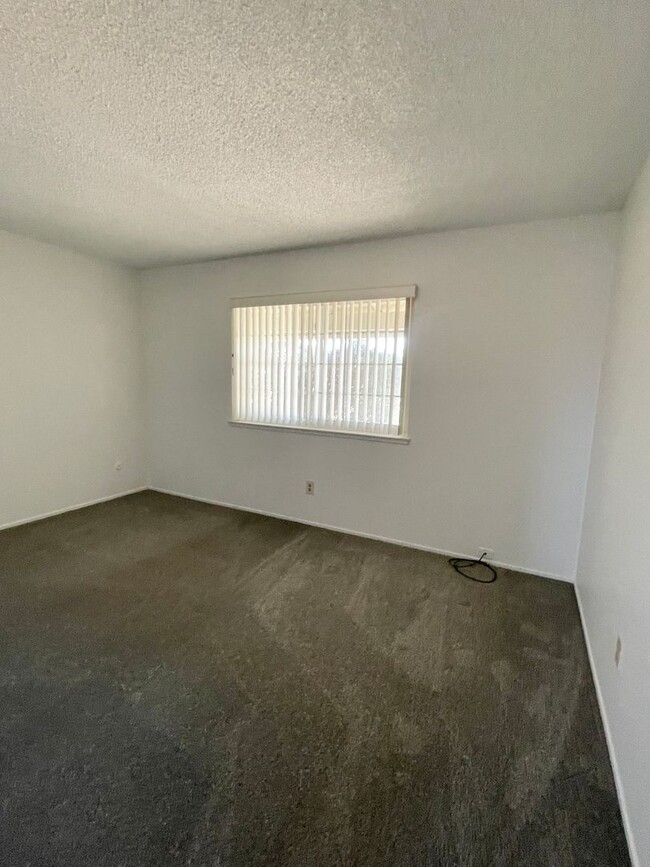 Building Photo - Refreshed 3 bed/1 bath Foothills Farms Home