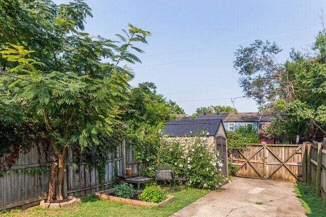 Building Photo - Bright East Nashville Townhome!