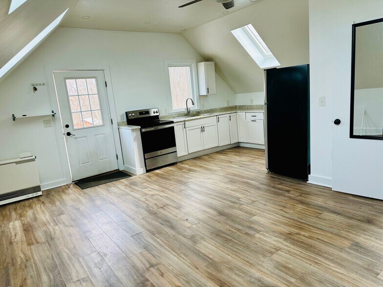 Building Photo - 288 Pleasant St