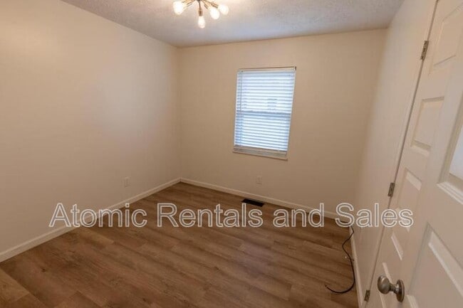 Building Photo - 716 N Whispering Oak Cir