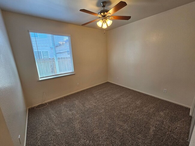 Building Photo - 3 bedroom single story in Manteca!