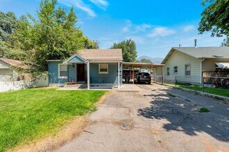 Building Photo - Quaint Basement Unit in Central Location