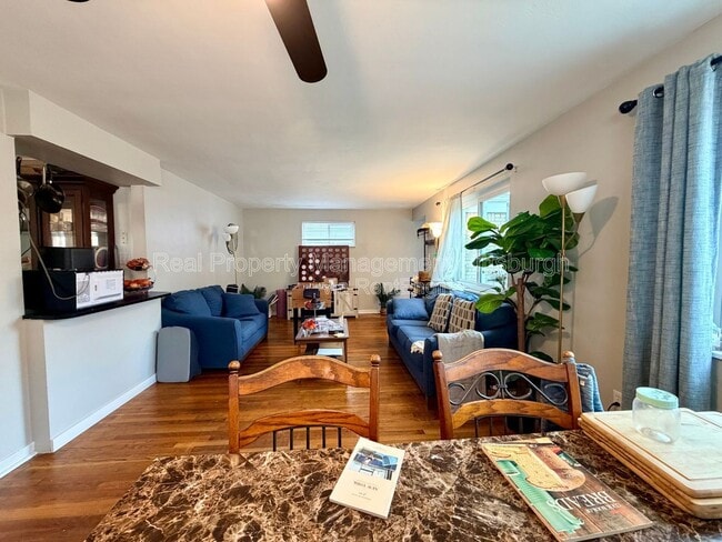 Building Photo - 433 Ella St