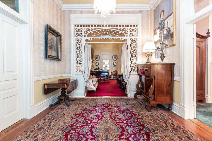 Building Photo - RESIDENTIAL/COMMERCIAL RENTAL - Charming historic home located downtown Opelika! (*Partially Furn...