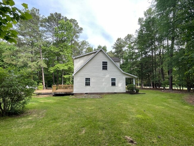 Building Photo - Beautiful, updated 3 BR 2 BA home in peace...