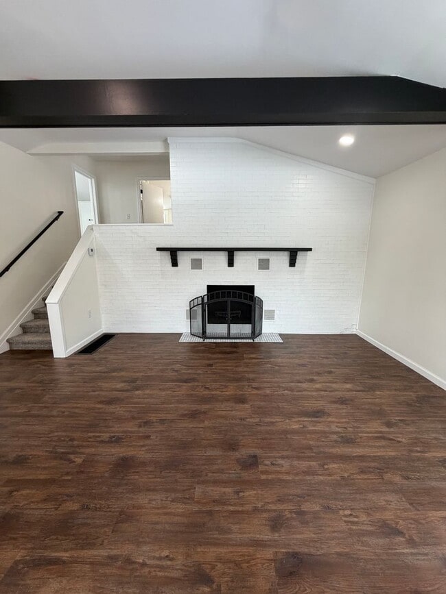 Building Photo - Beautifully Renovated 3/2 in Huge Lot
