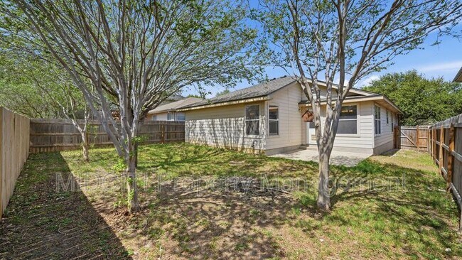 Building Photo - 2432 Medina Dr