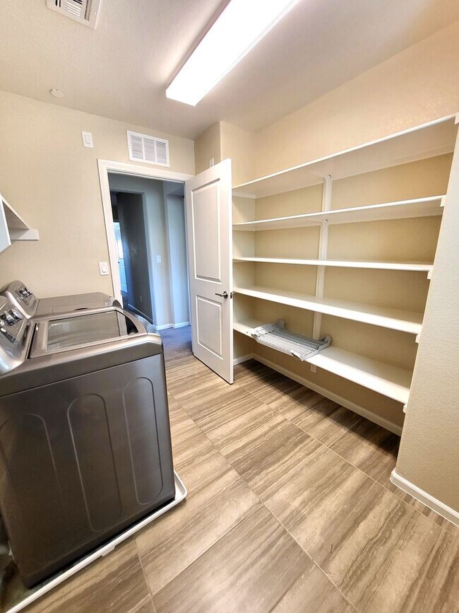 Building Photo - 4 Bedroom House with Community Pool, Baseb...